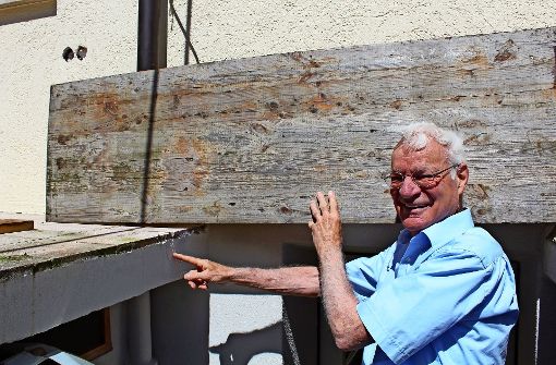François Therrien deutet auf Risse in seiner Terrasse. Foto: Tilman Baur