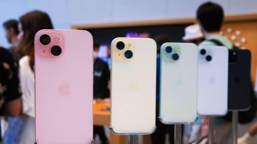 Begehrte Varianten des Immergleichen: Apple-Smartphones auf einer Messe in Tokio Foto: imago//Stanislav Kogiku