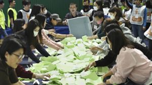 Parlamentswahl in Südkorea: Wahlbeamte zählen die Stimmen. Foto: Uncredited/kyodo/dpa