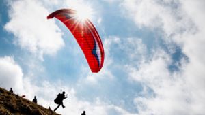 Der Jungfernflug eines 16-Jährigen mit seinem Gleitschirm ging mächtig schief (Symbolfoto). Foto: dpa