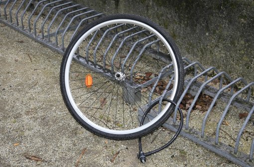 So schnell kann’s gehen: Der traurige Rest eines einst teuren Zweirads. Foto: Mauritius