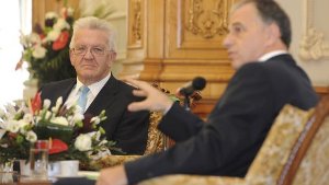 Baden-Württembergs Ministerpräsident Winfried Kretschmann (links), spricht im Parlamentspalast mit Rumäniens Senatspräsident Mircea Geoana. Foto: dapd