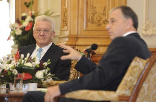 Baden-Württembergs Ministerpräsident Winfried Kretschmann (links), spricht im Parlamentspalast mit Rumäniens Senatspräsident Mircea Geoana. Foto: dapd