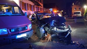 Der Fiat wird bei dem Unfall schwer beschädigt. Foto: 7aktuell.de/F. Hessenauer