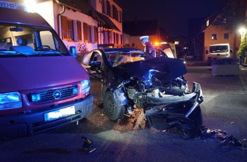 Der Fiat wird bei dem Unfall schwer beschädigt. Foto: 7aktuell.de/F. Hessenauer