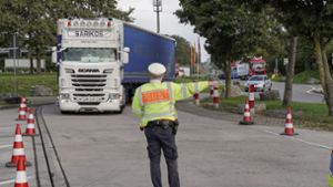 Hier geht’s lang: Ein Polizist winkt an der Raststätte Sindelfinger Wald einen Lastwagenfahrer raus. Foto: factum/Jürgen Bach