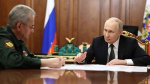 Kremlchef Wladimir Putin bespricht sich mit Verteidigungsminister Sergej Schoigu (l). Foto: Alexander Kazakov/Pool Sputnik Kremlin/AP/dpa
