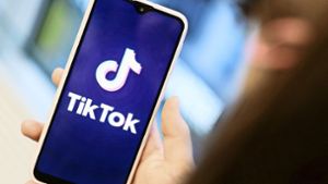 Die Videoplattform Tiktok ist  bei Kindern und Jugendlichen sehr beliebt. Ist sie auch gefährlich? Foto: dpa/Jens Kalaene