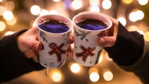 Auch Glühwein darf in diesem Jahr auf den Weihnachtsmärkten getrunken werden – unter Auflagen (Archivbild). Foto: dpa/Christoph Schmidt