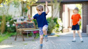 Jedes vierte fünfjährige Kind zeigt motorische Auffälligkeiten, kann also nicht sieben Mal auf einem Bein nach vorne hüpfen. Foto:  