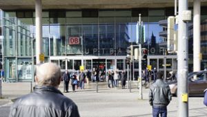 Bei einer Kontrolle am Freiburger Hauptbahnhof verhaftet die Polizei einen Mann, der 2023 mehrfach den sogenannten Hitlergruß gezeigt und die Parole „Heil Hitler“ gerufen hatte. (Symbolbild) Foto: imago/Gerhard Leber
