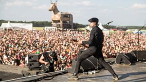Beim Auftritt von Flogging Molly 2017 – eine der vielen Bands, die regelmäßig auf den großen Festivalbühnen spielen. Foto: imago images/HMB-Media/Matthias Kimpel