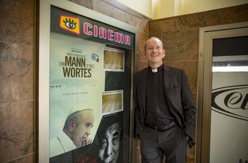 Stadtdekan Christian Hermes gibt dem Film über den Papst das Prädikat wertvoll. Foto: Lichtgut/Leif Piechowski