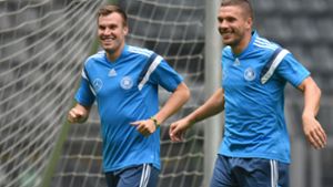 Verstehen sich gut: Lukas Podolski und Weltmeister-Kollegen Kevin Großkreutz. Foto: dpa