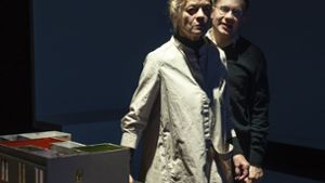 Verena Buss spielt die Mutter der Kuratorin, Sven Prietz in der Rolle des Franz Kaindl. Foto: Björn Klein