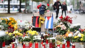 Die deutsche und die kubanische Flagge, zahlreiche Blumen und Kerzen wurden an der Stelle niedergelegt an der ein 35-jähriger Mann erstochen wurde (Bild vom 13. September 2018). Foto: ZB
