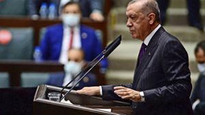 Der türkische Präsident Erdogan musste sich im Parlament Häme und Kritik anhören. Foto: imago/Depo Photos