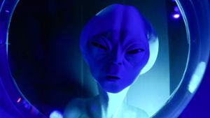 Das ist nicht der neue Ufo-Chef der Nasa: Ein Modell eines Aliens blickt bei der Ausstellung „Roswell UFO Spacewalk“ durch das Fenster eines Raumschiffes. Foto: Bryan Smith/Zuma Wire/dpa