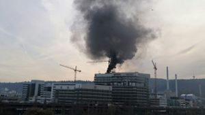 Eine Rauchsäule steigt über einem Gebäude auf dem Daimler-Gelände in Untertürkheim auf. Foto: Andreas Rosar Fotoagentur-Stuttgart