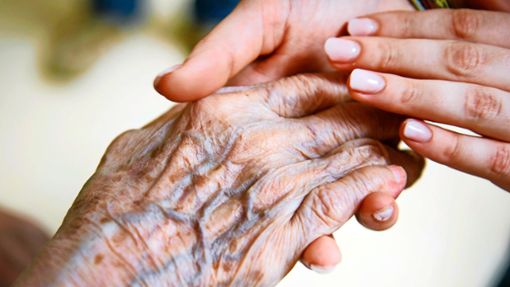 Ältere Menschen sind oft auf Hilfe angewiesen, doch Pflegekräfte nicht im Übermaß vorhanden. Foto: Archiv (dpa/Christophe Gateau)