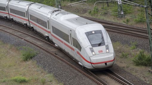 Der Mann soll im Zug von Ulm nach Stuttgart eine Zugbegleiterin und andere Fahrgäste belästigt haben. (Symbolfoto) Foto: dpa/Paul Zinken