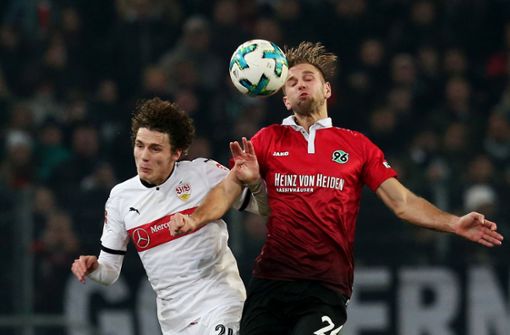 Das Hinspiel endete 1:1 – es wäre mehr drin gewesen für den VfB Stuttgart. Hier duellieren sich Benjamin Pavard (links) und Niklas Füllkrug in der Luft. Foto: Pressefoto Baumann