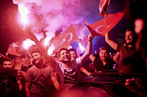 Jubelnde Anhänger des Oppositionskandidaten Imamoglu feiern nach dessen Sieg im Istanbuler Stadtteil Kadikoy. Foto: AFP