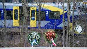 Kränze markieren die Stelle, an der am Dienstag zwei Züge zusammenstießen. Foto: Getty Images Europe