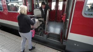 Ein Einstieg in die Bahn mit Kinderwagen  ist nicht immer einfach Foto: FACTUM-WEISE/Simon Granville