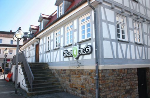 Prominent gelegen an der Ecke zweier Hauptstraßen: das Gasthaus Ritter, zuletzt unter dem Namen Hendl-Burg. Foto: Christoph Kutzer