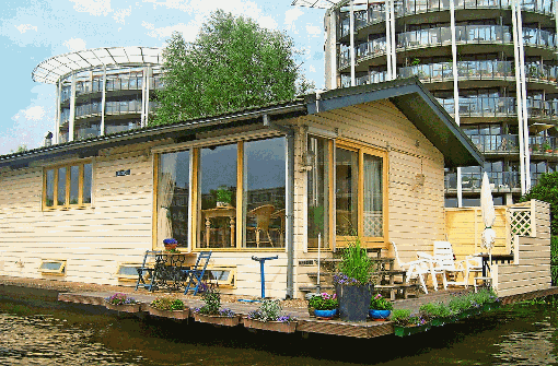 Direkt am Wasser kann in Amsterdam ein schnuckeliges Hausboot gemietet werden. Foto: srt