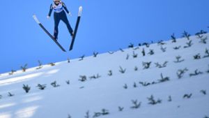 Skispringerinnen wie die deutsche Athletin Juliane Seyfarth können nur mit einem Bruchteil des Preisgeldes rechnen. Foto: dpa-Zentralbild