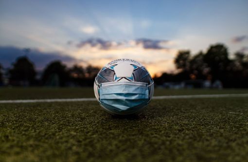 Maskenball: von diesem Freitag an rollt die Kugel wieder in der Bundesliga Foto: imago//Christoph Hardt