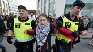 Polizisten führten Klimaaktivistin Greta Thunberg vom Platz vor der Arena ab. Foto: Johan Nilsson/TT News Agency/AP/dpa
