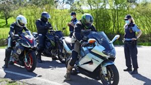 Im Landkreis waren insgesamt rund 100 Polizeibeamte im Einsatz, um Motorräder zu kontrollieren. Foto:  