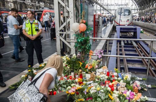 Der Schock nach der Attacke am Frankfurter Hauptbahnhof sitzt tief. Der Tatverdächtige schweigt weiter zu seinem Motiv. Foto: AFP