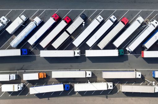 Parkplatznot für Brummifahrer: Abgestellte Lastwagen stehen auf der Rastätte Siegerland Ost (A45). Bundesweit fehlen an den Autobahnen nach Ansicht von Experten tausende Stellplätze. Foto: dpa