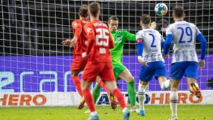 Yussuf Poulsen von RB Leipzig überwindet Berlins Torwart Alexander Schwolow. Foto: dpa/Andreas Gora