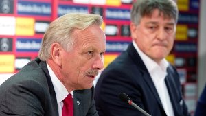 Joachim Schmidt (links) und Bernd Wahler bei der Pressekonferenz des VfB Stuttgart am Donnerstag. Foto: dpa