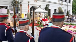 Die Bürgergarde und der Musikverein Neuhausen begleiten den Gottesdienst auf dem Schlossplatz am Fronleichnamsfest. Foto: Horst Rudel