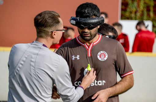 Serdal Celebi (rechts) ist als erster blinder Fußballspieler ausgezeichnet worden für das „Tor des Monats“ der ARD-“Sportschau“. Foto: dpa
