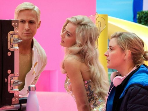Einblick in die Arbeit für Barbie: Ryan Gosling, Margot Robbie (Mitte) und Greta Gerwig am Set. Foto: IMAGO/Everett Collection