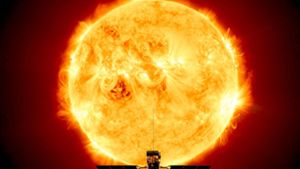 Die europäische Sonde Solar Orbiter, an der auch die US-Weltraumbehörde Nasa beteiligt ist, wird sich der Sonne bis auf 42 Millionen Kilometer annähern. Foto: ESA/ATG medialab