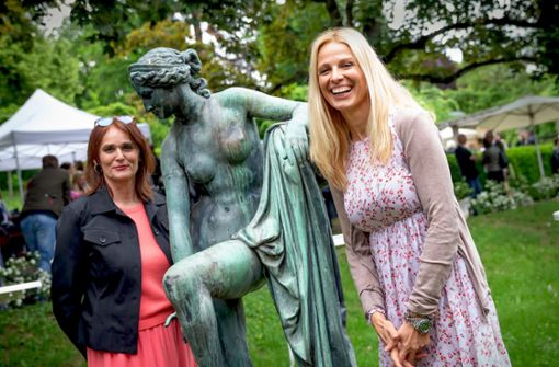 Die Journalistin Kerstin Ruchay (links) und  die Bloggerin  Emma von Bergenspitz mit der „Badenden“ von 1854, die einst im Park der Villa Berg stand. Foto: Lichtgut/Julian Rettig