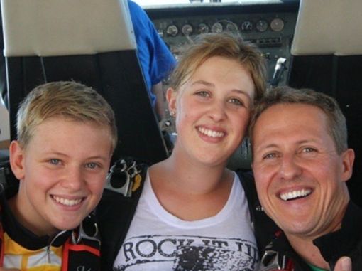 Mick und Gina Schumacher mit ihrem Papa Michael Schumacher (r.). Foto: Netflix