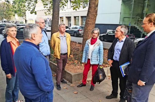 Anwohner und interessierte Bürger hören Pfarrer Eberhard Schwarz  (zweiter von rechts) auf seinem Rundgang durch das Hospitalviertel zu. Foto: Cedric Rehman