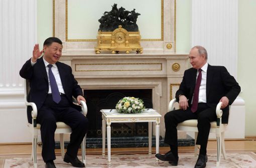 Die Präsidenten Chinas und Russlands beim Eröffnungsplausch in Moskau Foto: AFP/Sergei Karpukhin