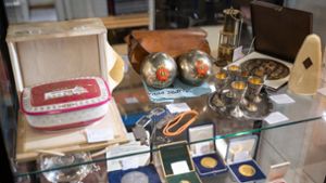 Persönliche Gegenstände aus dem Nachlass der Adenauer-Familie liegen im Auktionshaus Eppli. Während einer Online-Auktion werden am 28. November 66 persönliche Objekte versteigert. Foto: dpa/Sebastian Gollnow