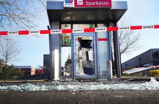 Absperrband hängt vor einem zerstörten Geldautomaten in Kranenburg im nordrhein-westfälischen Kreis Kleve. Foto: Guido Schulmann/dpa