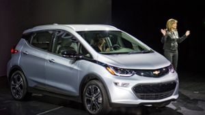 Firmenchefin Marry Barra stellte auf der CES 2016 den Chevrolet Bolt vor. Der Wagen wird elektrisch angetrieben und soll bei voller Aufladung 300 Kilometer weit kommen Foto: dpa